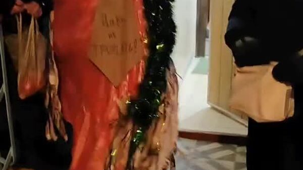 В Гагаузии в Вулканештах по традиции ходят по домам с новогодними колядками и с козой - Sputnik Молдова