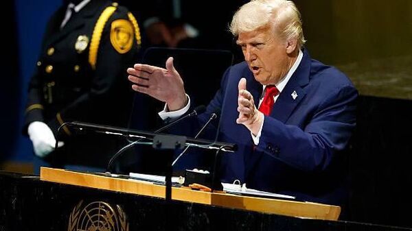 Trump a declarat că nu a adormit la evenimente publice – susține că doar clipește sau își închide ochii pentru a se relaxa - Sputnik Moldova