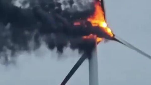 В первый день наступившего года в Германии в Люнебургской пустоши вспыхнула старая ветряная турбина - Sputnik Молдова