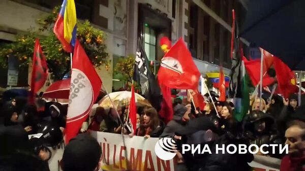 Несколько сотен человек пришли на митинг к посольству США в Риме – они выстроились за растяжкой Руки прочь от Венесуэлы - Sputnik Молдова