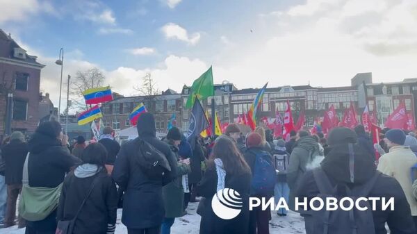 ‼ Sute de persoane au protestat în fața consulatului general al SUA din Amsterdam din cauza atacului asupra Venezuelei - Sputnik Moldova