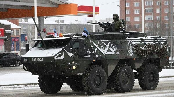 Tancurile americane Abrams și cele britanice Challenger au traversat străzile orașului eston Narva, aflat la granița cu Rusia - Sputnik Moldova