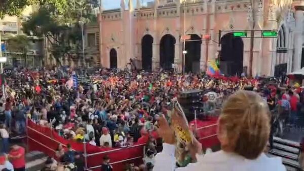 Oamenii au ieșit în sprijinul lui Maduro la un protest de masă în centrul orașului Caracas, relatează de la fața locului corespondentul RT Murad Gazdiev @msgazdiev - Sputnik Moldova