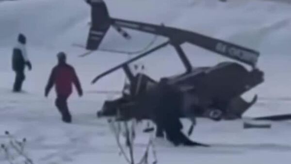 Momentul prăbușirii unui elicopter privat la baza de agrement „Așatli-Park”, în regiunea Perm - Sputnik Moldova