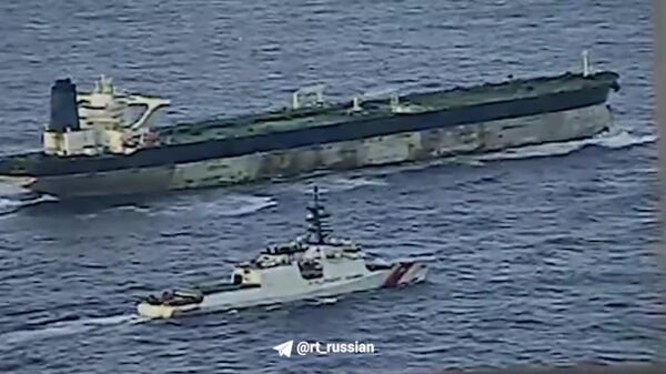 Paza de Coastă a SUA a publicat imagini cu urmărirea petrolierului „Marinera” și cu debarcarea la bordul acestuia - Sputnik Moldova