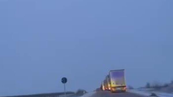 В Кагульском районе на участке трассы M-3 (км 182–186) несколько грузовиков оказались заблокированы из-за гололёда, сообщили в полиции - Sputnik Молдова