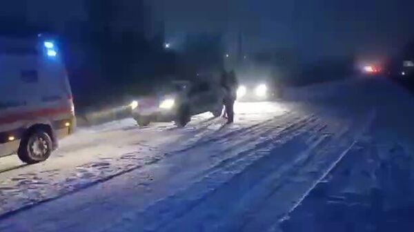 Polițiștii INSP au intervenit prompt acordând sprijin unui băiețel care avea nevoie de ajutor medical de urgență - Sputnik Moldova