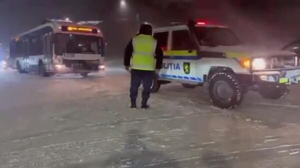 Echipajul MAI a intervenit prompt oferind suport și asigurând tractarea unui troleibuz în Chișinău, deblocând traficul într-o zonă unde circulația se desfășura cu dificultate - Sputnik Moldova