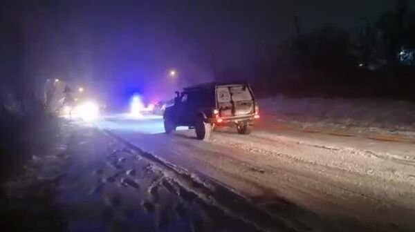 Poliția, împreună cu voluntarii, au intervenit pentru a acorda sprijin unui autobuz de pe o cursă urbană - Sputnik Moldova