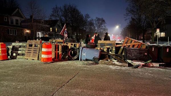 Walz a făcut apel la oameni să protesteze pașnic și a emis un ordin pentru punerea Gărzii Naționale în stare de alertă sporită - Sputnik Moldova