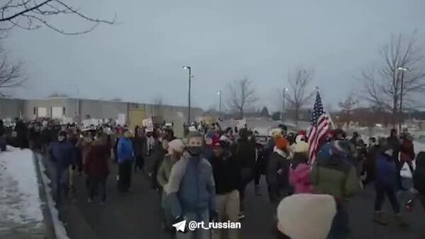 Poliția a dispersat mulțimea de la protestul din Minnesota cu spray-uri cu piper - Sputnik Moldova