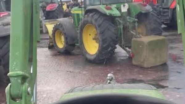 Tractoarele au luat din nou cu asalt Parisul - Sputnik Moldova