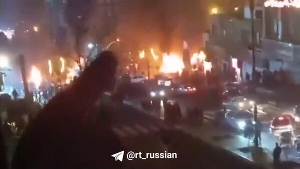 Protestele din capitala Iranului au degenerat în revolte: demonstranții incendiază baricade și blochează străzile - Sputnik Moldova