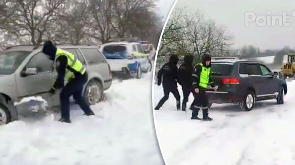 Полиция оказывает помощь на дорогах страны: разблокированы авто в Дондюшанах и Окнице - Sputnik Молдова