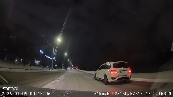 Conducătorul unui Ford a încercat să reușească să treacă la galben la intersecția străzilor Albișoara și Petru Rareș din Chișinău - Sputnik Moldova