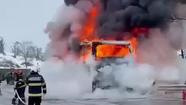 Un autobuz care transporta aproape 50 de pasageri a luat foc în județul Mureș, România - Sputnik Moldova