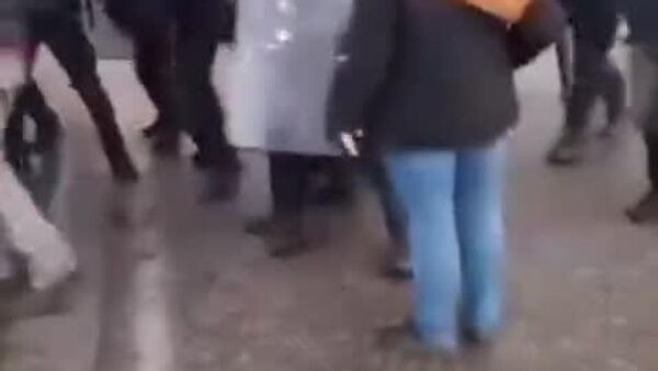 Confruntări între poliție și fermierii protestatari au avut loc în Bassens, lângă Bordeaux, Franța - Sputnik Moldova