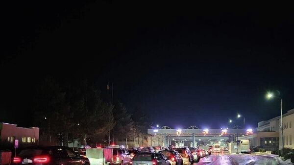 Cozi la intrare: Traficul rămâne aglomerat la punctul de trecere Leușeni - Sputnik Moldova