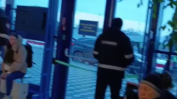 Хаос в аэропорту Кишинёва — очереди тянутся через все здание - Sputnik Молдова