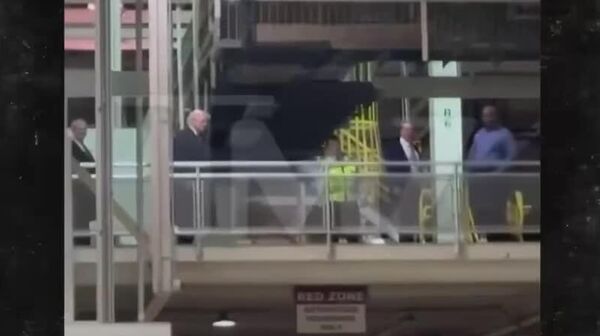 Trump a înjurat și a arătat degetul mijlociu în timpul unei vizite la o fabrică Ford din Detroit - Sputnik Moldova