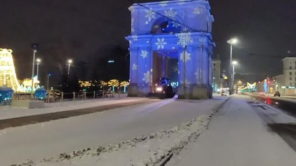 С ночи на улицах Кишинева работает снегоуборочная техника - Sputnik Молдова