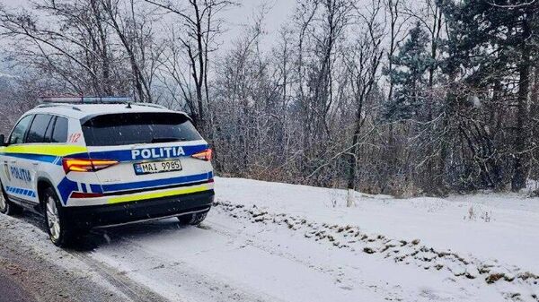 Poliția Națională ne anunță că pe întreg teritoriul țării se înregistrează precipitații sub formă de ninsoare, care pot crea condiții dificile de circulație: - Sputnik Moldova