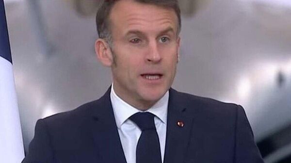 Президент Франции вышел на выступление перед военными во французском городе Истр с поврежденным глазом - Sputnik Молдова