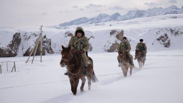 Acestea nu sunt cadre dintr-un film, ci o zi obișnuită pentru grănicerii kârgâzi la granița cu China, la temperaturi de până la -50 °C - Sputnik Moldova