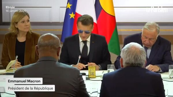 Макрон пришел на встречу в Елисейском дворце в солнцезащитных очках из-за якобы лопнувшего в глазу сосуда - Sputnik Молдова