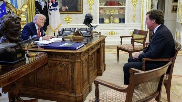 Donald Trump a avut o întâlnire cu ușile închise cu jurnalistul Tucker Carlson - Sputnik Moldova