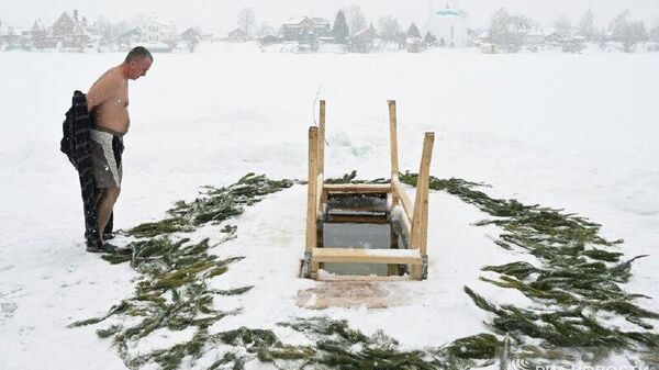 Участвовать в крещенских купаниях, если у вас гастрит, сердечно-сосудистые заболевания или язвы, противопоказано, предупредили в московском Пироговском университете - Sputnik Молдова