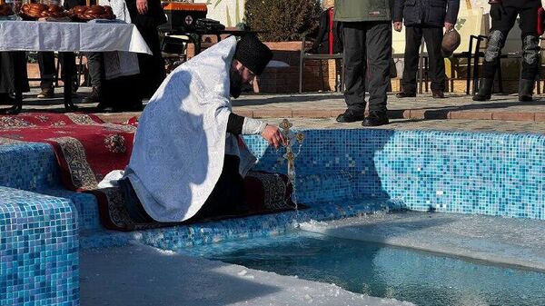 Imagini cu scufundatul tradițional de Bobotează filmate la Comrat - Sputnik Moldova