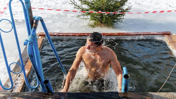 Крещение Господне: правда о святой воде и купании в проруби - Sputnik Молдова