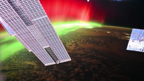 Așa arătau ieri aurorele boreale din spațiu - Stația Spațială Internațională a „plutit” prin ele - Sputnik Moldova