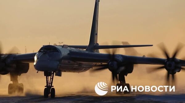 Bombardierele strategice rusești Tu-95MS au efectuat astăzi un zbor de 11 ore deasupra apelor neutre ale Mării Japoniei, a anunțat Ministerul Apărării al Rusiei Bombardierele strategice rusești Tu-95MS au efectuat astăzi un zbor de 11 ore deasupra apelor neutre ale Mării Japoniei, a anunțat Ministerul Apărării al Rusiei - Sputnik Moldova