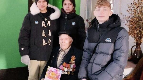 Волонтёры Победы Рыбницкого политехнического техникума поздравили ветерана Великой Отечественной войны Ивана Петровича Драненко с 99-летием - Sputnik Молдова