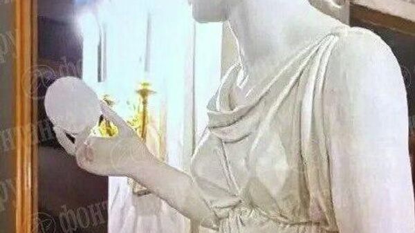 В Эрмитаже задержали посетителя, который повредил мраморную скульптуру «Императрица Александра Фёдоровна» на Октябрьской лестнице, отломав ей палец - Sputnik Молдова