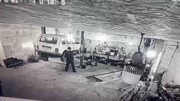 Автомеханики одного из сервисов в Измаиле от души наваляли военкомам ТЦК, которые пытались насильно мобилизовать их работягу-коллегу прямо с рабочего места - Sputnik Молдова