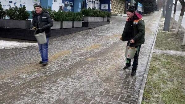 Primăria Chișinău avertizează că în urma lapoviței și a temperaturilor scăzute, pe mai multe trasee și trotuare s-a format ghețuș - Sputnik Moldova