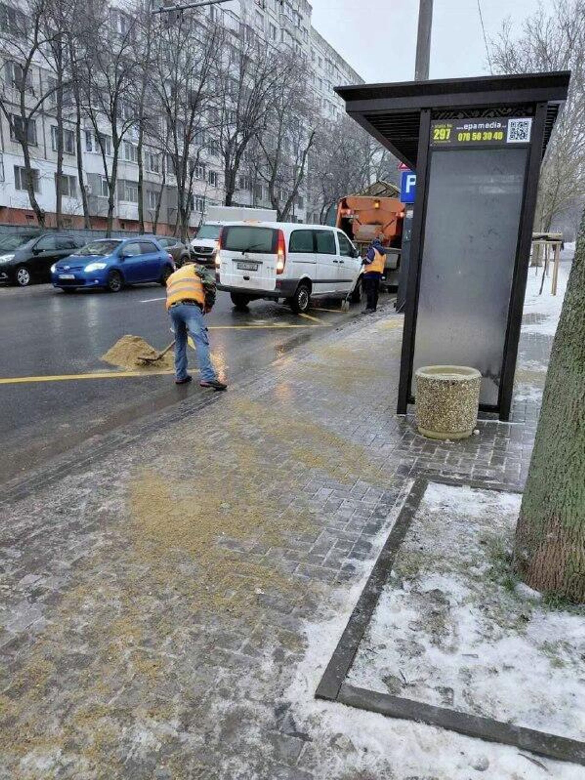 Primăria Chișinău avertizează că în urma lapoviței și a temperaturilor scăzute, pe mai multe trasee și trotuare s-a format ghețuș - Sputnik Молдова, 1920, 26.01.2026