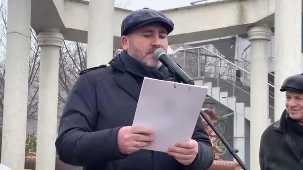 Eliberarea bașcanului, organizarea de alegeri pentru Adunarea Populară a Găgăuziei și încetarea procedurii de retragere a Moldovei din CSI — protestatarii din Comrat au aprobat o rezoluție la mitingul de azi care conține inclusiv aceste revendicări - Sputnik Moldova