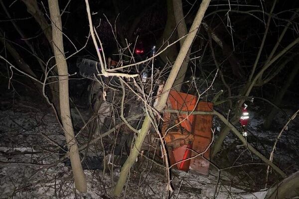 Poliția Republicii Moldova anunță că în această seară, cu puțin timp în urmă, la intrarea în satul Sirota din raionul Orhei, o autospecială antrenată în lucrări de întreținere a drumului a derapat de pe carosabilul alunecos și a fost proiectată în șanțul de pe marginea traseului - Sputnik Молдова