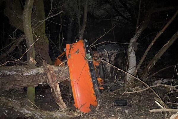 Poliția Republicii Moldova anunță că în această seară, cu puțin timp în urmă, la intrarea în satul Sirota din raionul Orhei, o autospecială antrenată în lucrări de întreținere a drumului a derapat de pe carosabilul alunecos și a fost proiectată în șanțul de pe marginea traseului - Sputnik Молдова