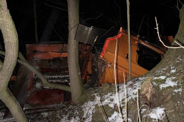 Poliția Republicii Moldova anunță că în această seară, cu puțin timp în urmă, la intrarea în satul Sirota din raionul Orhei, o autospecială antrenată în lucrări de întreținere a drumului a derapat de pe carosabilul alunecos și a fost proiectată în șanțul de pe marginea traseului - Sputnik Молдова