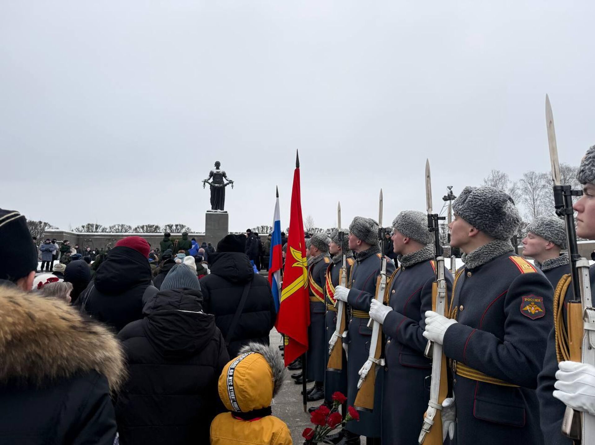 Церемония на Пискаревском кладбище в день годовщины снятия блокады Ленинграда - Sputnik Молдова, 1920, 27.01.2026