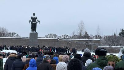 Церемония на Пискаревском кладбище в день годовщины снятия блокады Ленинграда