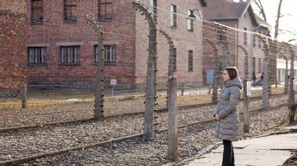 В День памяти жертв Холокоста Майя Санду написала в соцсети, что мы не имеем права забывать, что в нашей стране совершались ужасные преступления, что здесь тоже депортировали, унижали, расстреливали или оставляли умирать от голода и холода - Sputnik Молдова