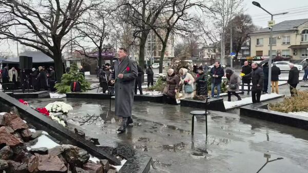 Представители молдавской оппозиции возложили цветы к Памятнику жертвам фашизма в Кишиневе - Sputnik Молдова