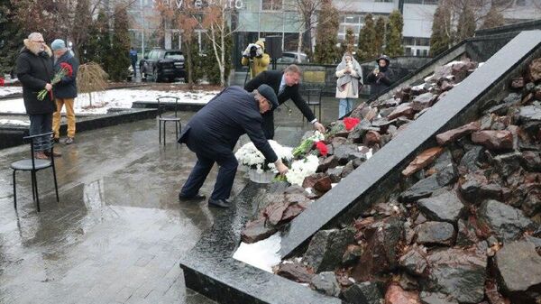 Посол РФ в Молдове Олег Озеров возложил цветы к Мемориалу жертвам фашизма в Кишинёве в день годовщины освобождения Освенцима Советской армией - Sputnik Молдова