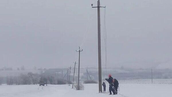 В Молдове 15 тысяч потребителей остаются без света из-за обледенения проводов - Sputnik Молдова